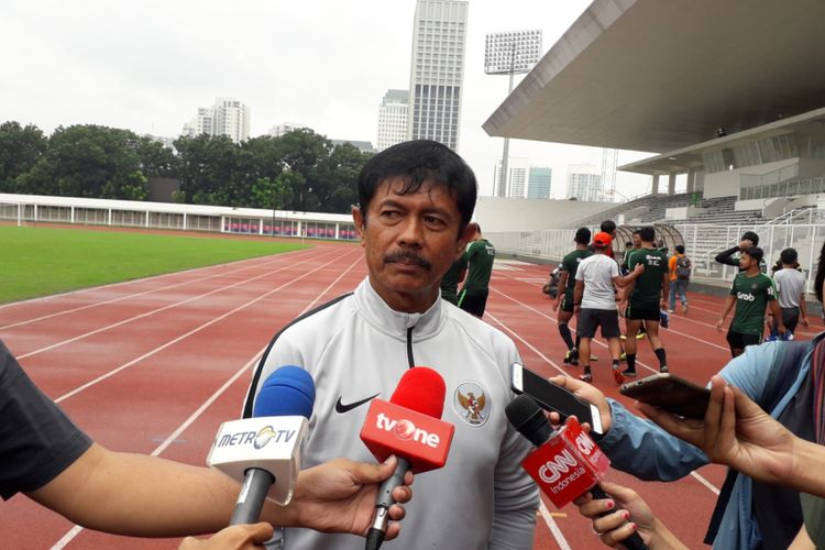 Pelatih tim nasional U-22 Indonesia, Indra Sjafri usai sesi latihan di Stadion Madya, Kompleks Gelora Bung Karno, Jakarta, Sabtu (19/1/2019).