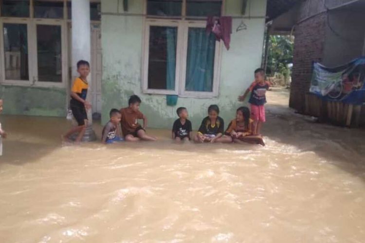Dua kecamatan di Kabupaten Lebak, Provinsi Banten, terendam banjir akibat Sungai Cisangu meluap, Jumat (19/4/2024).