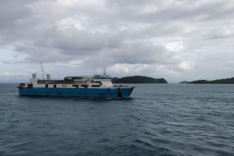 Kapal ferry menyeberang dari Pelabuhan Merak menuju Pelabuhan Bakauheni