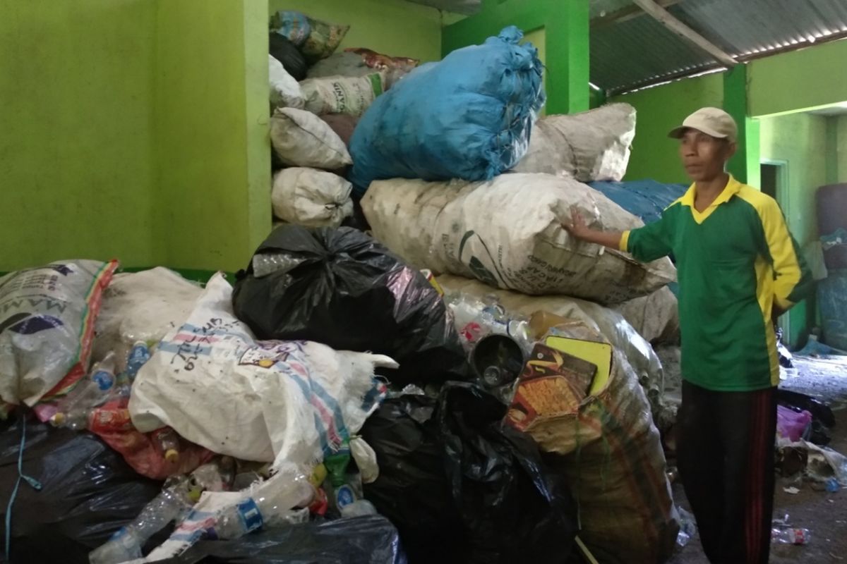 Petugas bank sampah Flamboyan dibayar Rp 1,2 juta sebulan. Mereka selain mengangkut sampah ke rumah sakit dan tempat sampah, ia juga memilah sampah di bank sampah.