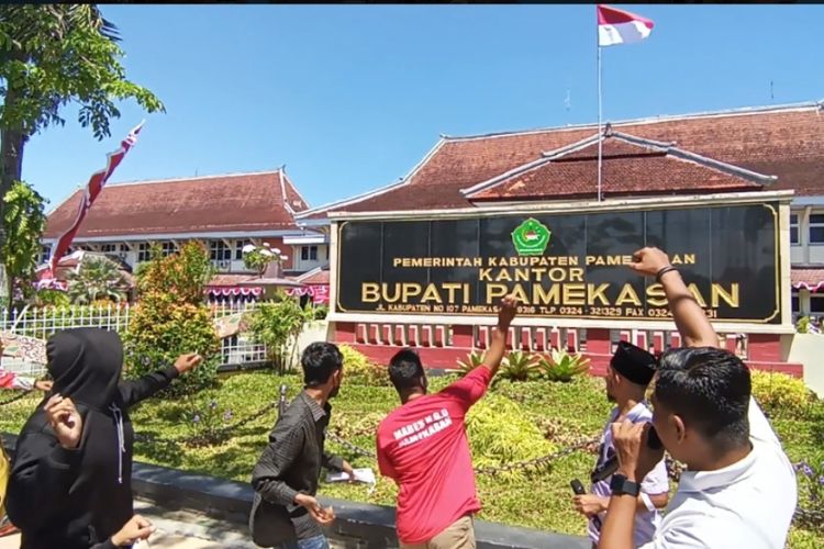 Aksi lepar telur busuk di depan kantor Bupati Pamekasan, Kamis (11/8/2021) berkaitan dengan penggunaan Dana Bagi Hasil Cukai Tembakau (DBHCT) tahun 2021 yang diduga ada penyelewengan.