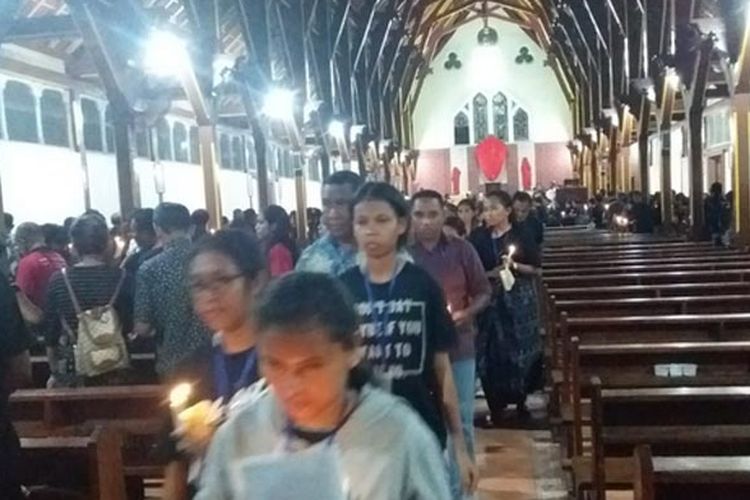 Para peziarah yang mengikuti prosesi Logu Senhor di Gereja Tua Sikka, NTT pada malam perayaan Jumat Agung. 