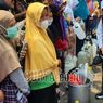 Gubernur Khofifah Kaget, Ada Warga Bawa Dandang Nasi Ketika Mengantre Minyak Goreng di Pasuruan