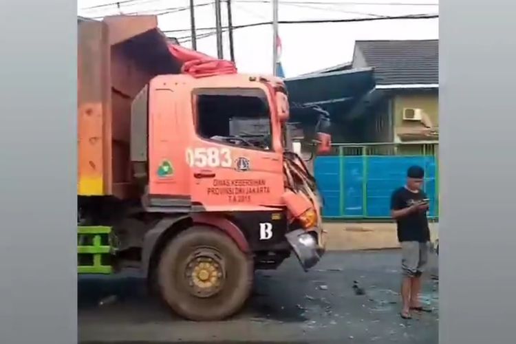Satu unit truk sampah yang terlibat tabrakan beruntun dengan truk sampah lain di Jalan Raya Narogong KM 10, depan PT Arpeni RT 03 RW 04, Kelurahan Bantargebang, Kota Bekasi, Senin (13/3/2023).