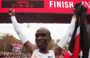 Pelari asal Kenya, Eliud Kipchoge, melakukan selebrasi usai memecahkan rekor maraton dengan waktu di bawah 2 jam di Wina, Austria, Sabtu (12/10/2019).