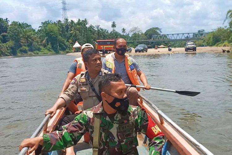 Petugas gabungan dari TNI, Polri, BPBD dan masyarakat berupaya mencari seorang murid pondok pesantren yang hanyut tenggelam di Sungai Batang Lubuh, Desa Koto Tinggi, Kecamatan Rambah, Kabupaten Rohul, Riau, Minggu (14/3/2021).