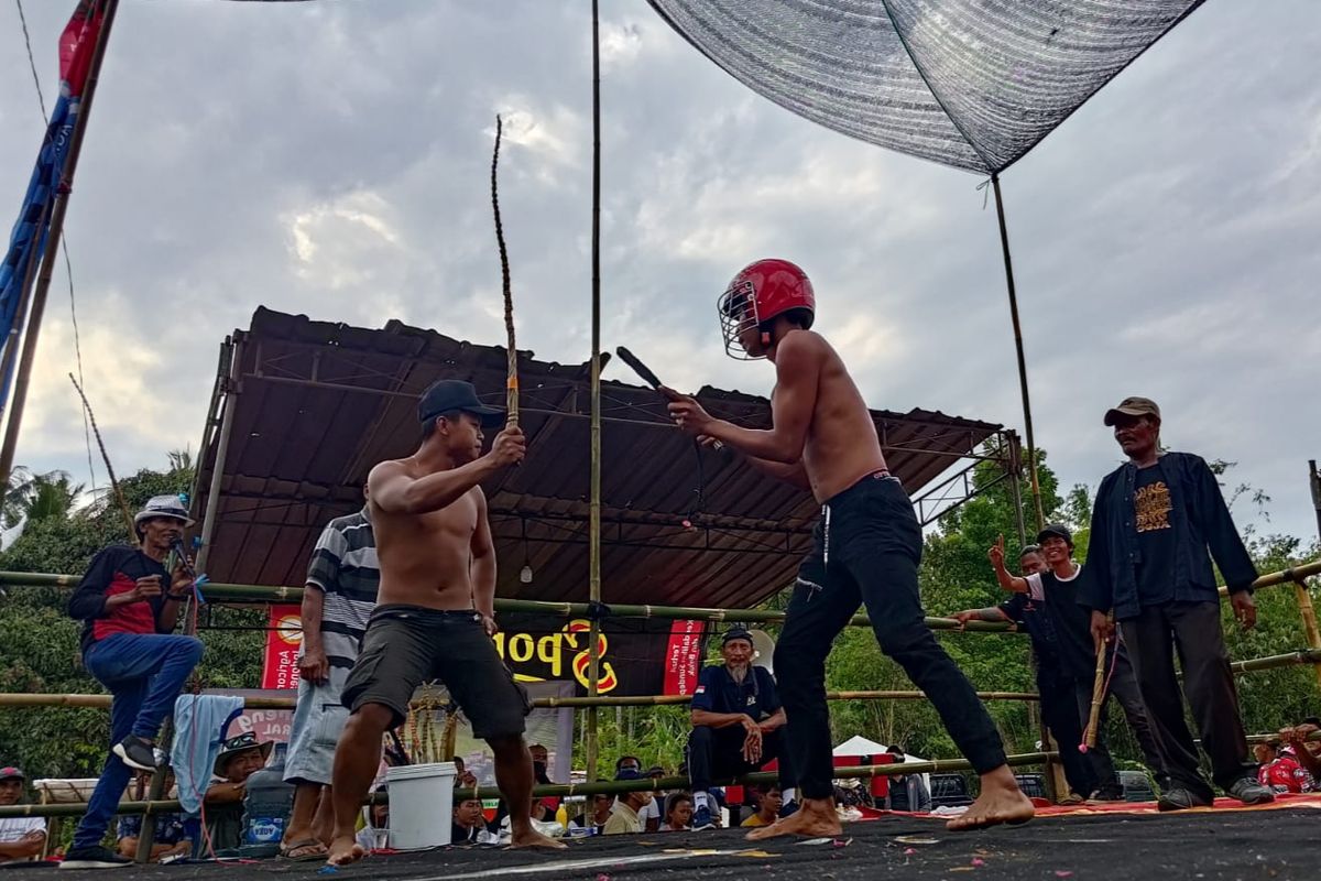 Warga saat ritual tiban di Banyuwangi 