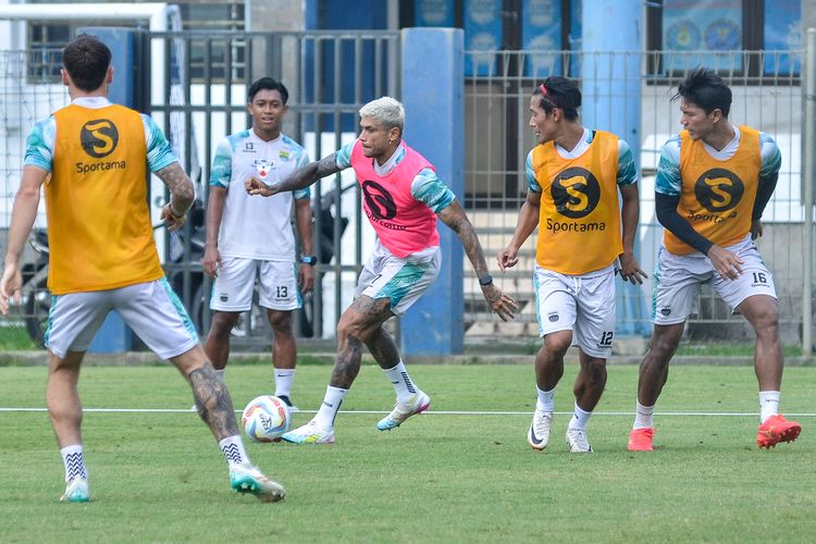 Sesi latihan Persib Bandung pada Selasa (13/2/2024) di Stadion Persib, Sidolig Bandung, mempersiapkan diri jelang laga kontra Barito Putera di pekan ke-25 Liga 1 2023-2024. 