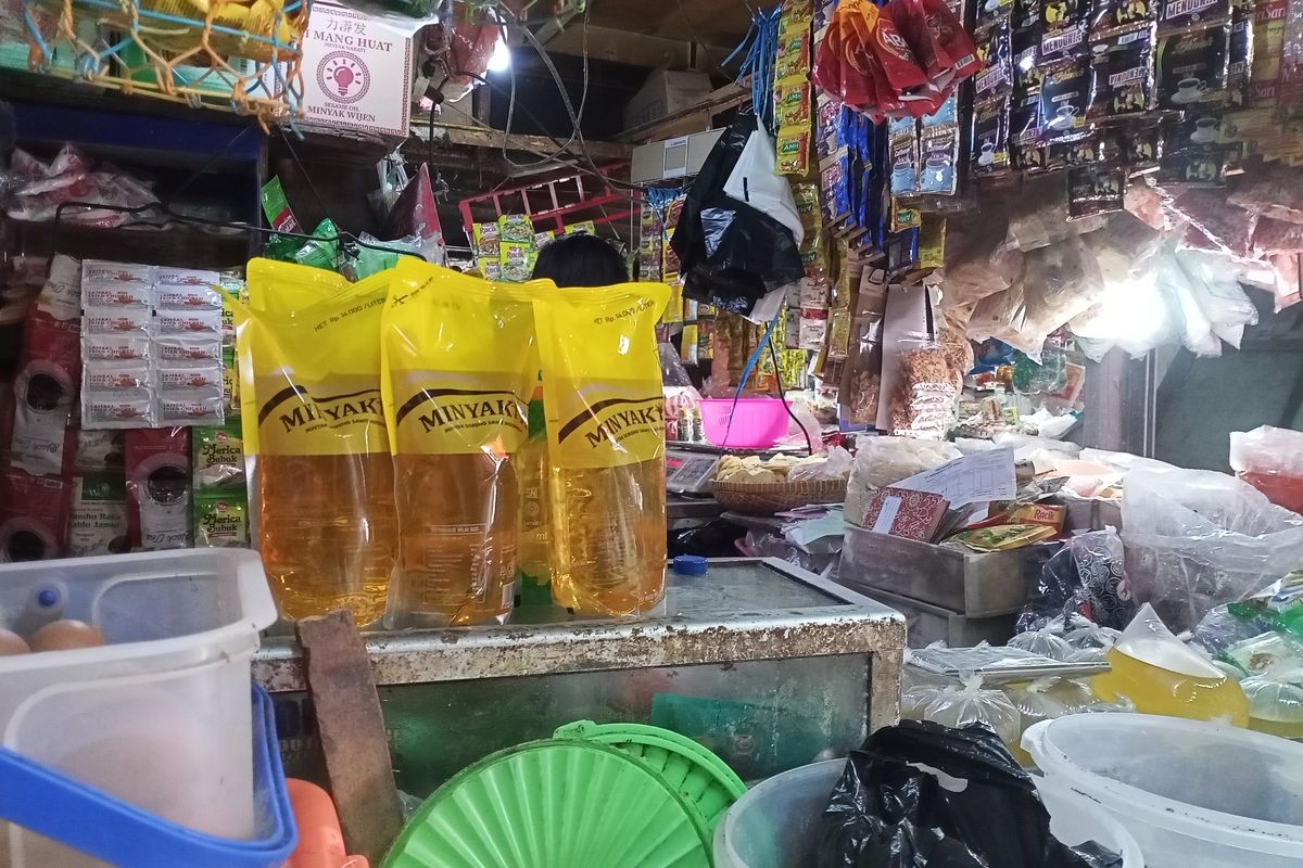 Keberadaan Minyakita tidak hanya diburu oleh pedagang sembako yang ada di pasar-pasar tradisional di Kota Bandung. Para pembeli atau konsumen pun ikut menanti hadirnya Minyakita di pasar-pasar tradisional. Selain harganya yang terjangkau, Minyakita disebut-sebut sebagai salah satu alternatif masyarakat, saat harga minyak goreng sempat melambung tinggi di pasaran.