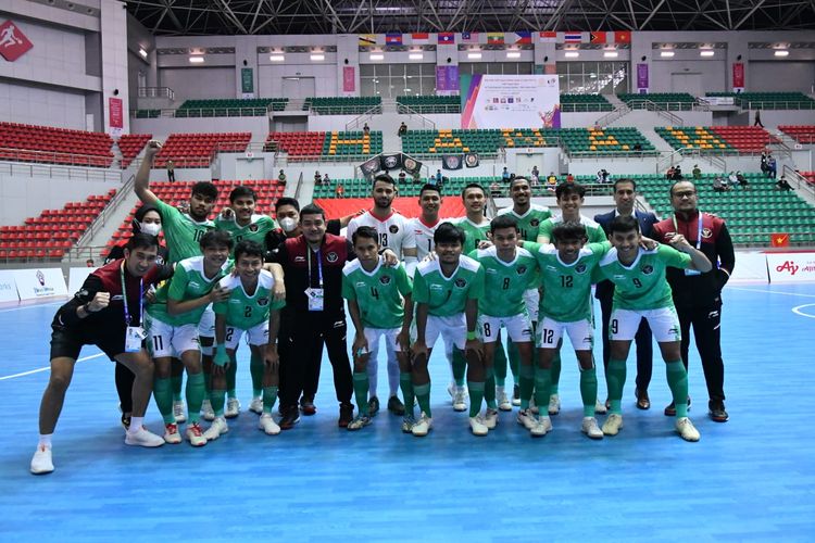 Timnas futsal Indonesia saat tampil di SEA Games 2021 Vietnam. Terkini, timnas futsal Indonesia bakal berlaga pada ajang AFC Futsal Asian Cup atau Piala Asia Futsal 2022 di Kuwait.