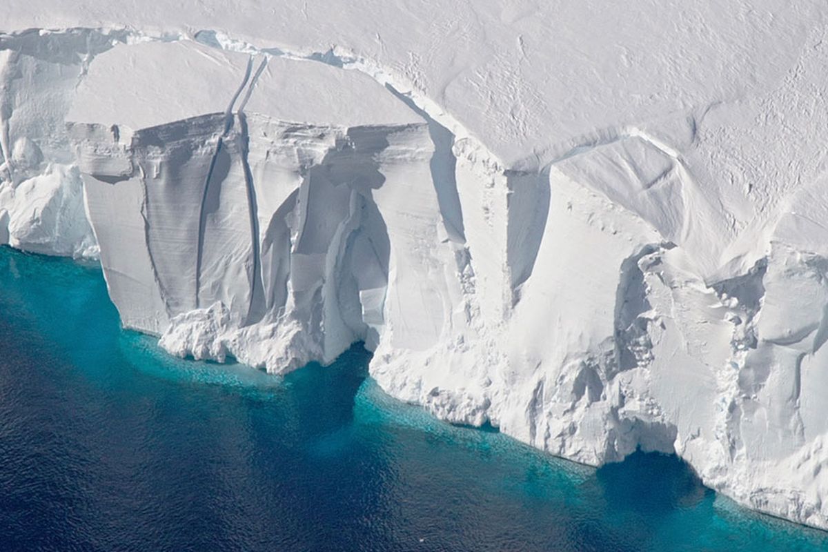 Retakan di bagian depan Lapisan Es Getz setinggi 60 meter di Antartika. Foto ini NASA pada tahun 2016, menunjukkan gunung es kemungkinan besar akan pecah.