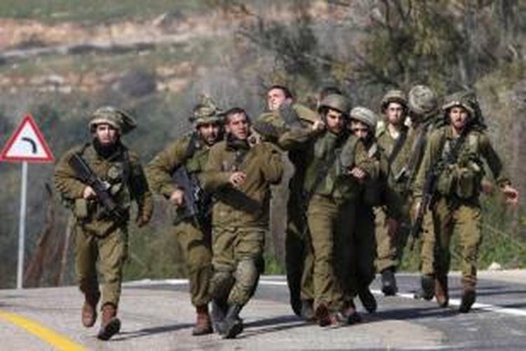 Tentara Israel merawat rekan mereka yang terluka dalam serangan rudal oleh kelompok Hezbollah di Desa Ghajar, perbatasan Israel - Lebanon, 28 Januari 2015. Serangan rudal oleh kelompok Hezbollah menewaskan dua tentara Israel serta melukai tujuh orang.