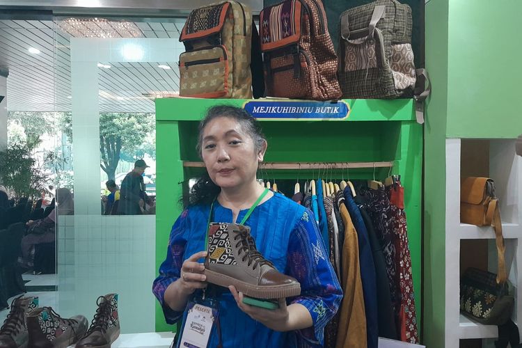 Sondang Maria Pasaribu, Owner Mejikuhibiniu Butik, UMKM Fesyen  di Pameran Kemenkop UKM