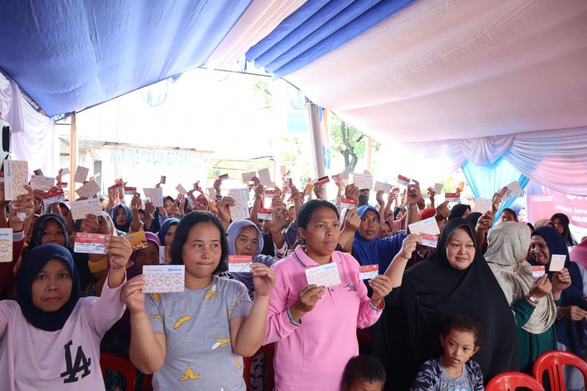 Kementerian Sosial berikan pengenalan dan penyaluran program Sembako Murah kepada 160 Keluarga Penerima Manfaat di e-Warong Maraja, Makassar, Minggu, (9/2/2020).