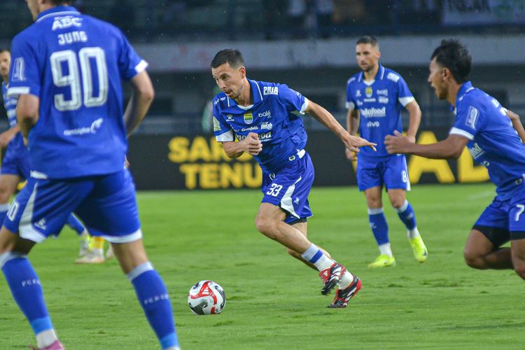 Debut bintang Timnas Indonesia Thom Haye bersama Persib Bandung berakhir dengan kemenangan 1-0 dari Persebaya Surabaya, Jumat (12/9/2025) di Stadion Gelora Bandung Lautan Api (GBLA). 