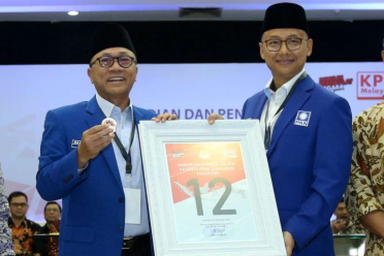Ketua Umum Partai Amanat Nasional (PAN) Zulkifli Hasan(ketiga dari kiri) menunjukkan nomor urut 12 saat Pengambilan Nomor Urut Partai Politik untuk Pemilu 2019 di Gedung Komisi Pemilihan Umum (KPU), Minggu (18/2/2018). Empatbelas partai politik (parpol) nasional dan empat partai politik lokal Aceh lolos verifikasi faktual untuk mengikuti Pemilu 2019.