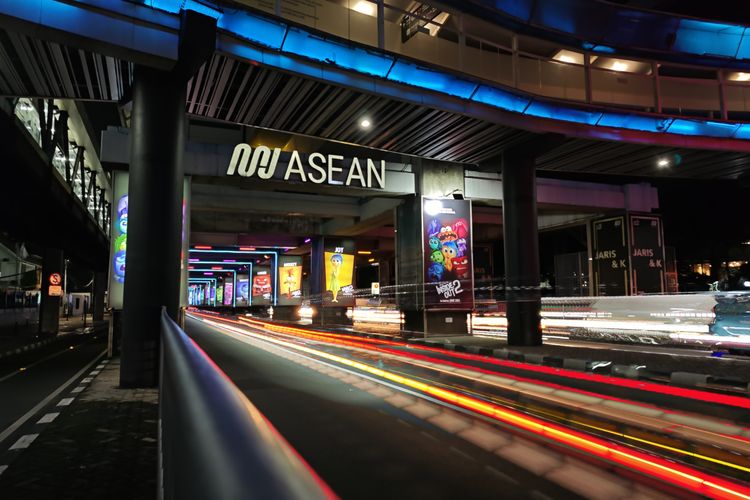 Xiaomi 14 menyediakan beberapa mode foto yang menarik untuk dicoba, seperti Neon Trails di kategori Long Exposure ini.