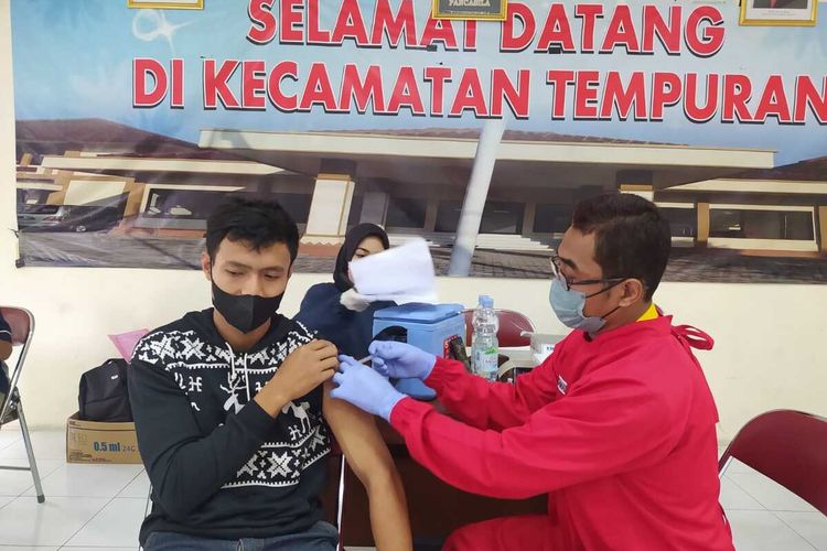 Warga sedang disuntik vaksin Johson and Johnson (Janssen) di Kantor Kecamatan Tempuran, Kabupaten Magelang, Jawa Tengah, Jumta (3/12/2021).