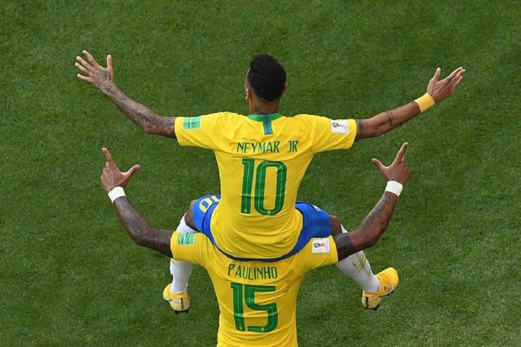 Neymar dan Paulinho merayakan gol Brasil ke gawang Meksiko pada pertandingan babak 16 besar Piala Dunia 2018 di Samara, 2 Juli 2018. 