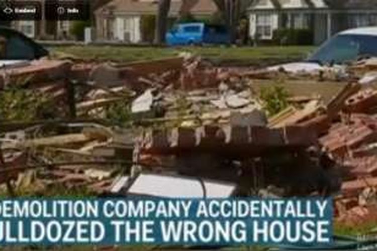 Sebuah buldozer miilik perusahaan penghancur rumah bernama Billy L. Nabors Demolition salah menghancurkan dua rumah.