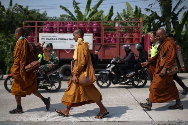 Biksu menjalankan ritual thudong kembali melanjutkan perjalanan dari Kota Tegal menuju Pemalang, Jawa Tengah, Rabu (24/5/2023). Sebanyak 32 biksu jalan kaki dari Thailand menuju Candi Borobudur untuk meyambut Hari Raya Waisak.