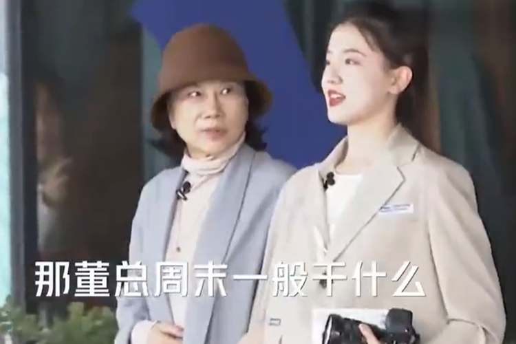 Tangkap layar video keakraban Dong Mingzhu dan Meng Yutong, berpegangan tangan dan selfie mereka bersama yang muncul secara online.
