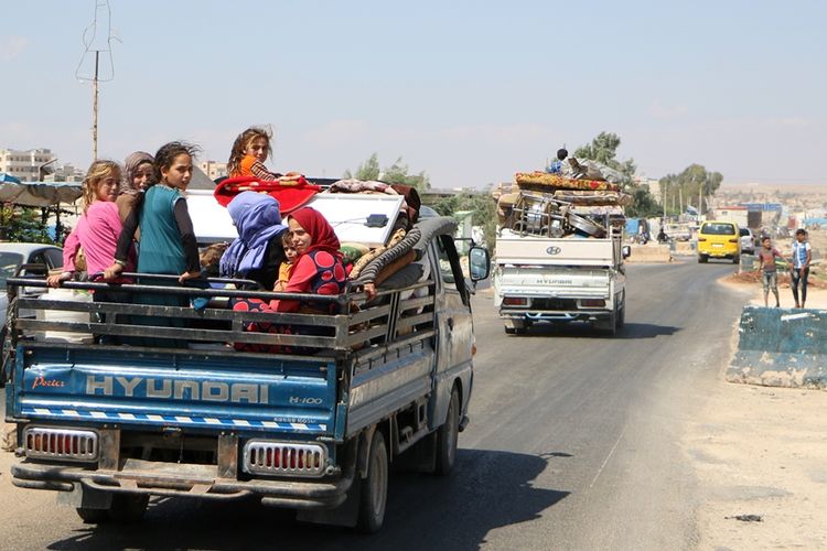 Warga Suriah membawa harta benda mereka meninggalkan tempat tinggal dan kampung halaman mereka di Idlib menuju wilayah yang lebih aman, menyusul serangan yang dilancarkan pasukan rezim pro-pemerintah bersama sekutu Rusia.