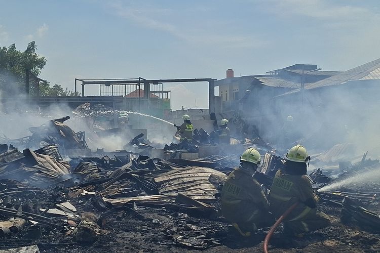 Kebakaran Gudang Palet Kayu di Tegal Alur, Api Merembet Hanguskan 19 Bangunan