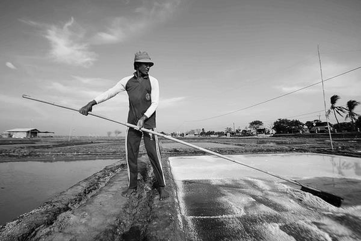 Petani Garam Soleh (54) memanen garam di lahan tambak Desa Eretan Kulon, Kecamatan Kandang Haur, Indramayu, Jawa Barat, Minggu (11/9). Untuk 1 kilogram garam dari tangan petani di kawasan tersebut dihargai Rp 600.