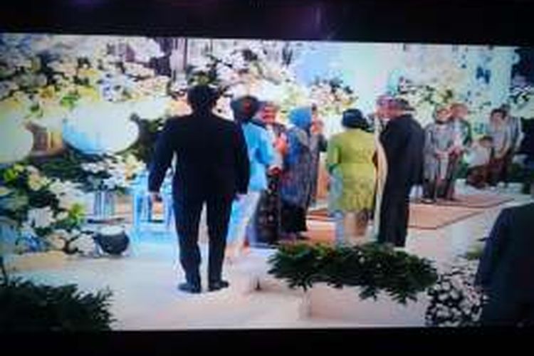 Presiden keenam RI Susilo Bambang Yudhoyono beserta Ani Yudhoyono menghadiri resepsi pernikahan putri bungsu Gubernur Jawa Timur Soekarwo di Grand City, Surabaya, Sabtu (19/3/2016) malam. Resepsi itu ditayangkan dalam televisi di gedung pernikahan.