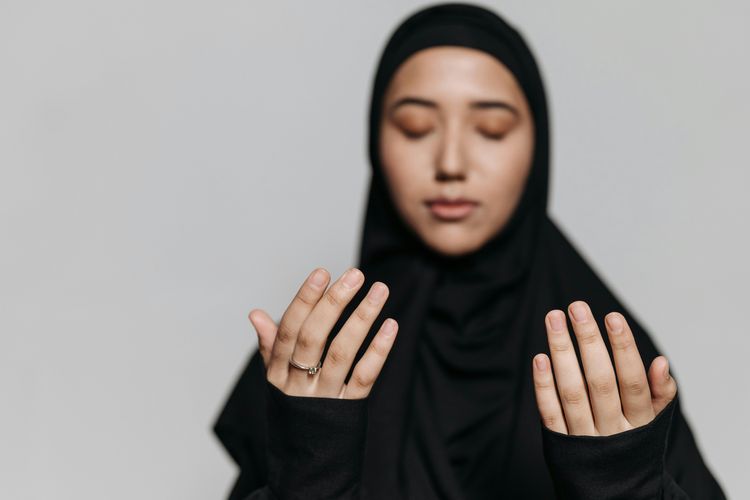 Selain sebagai sarana komunikasi langsung antara hamba dan Rabb-nya tanpa perantara, doa memberikan ketenangan batin yang luar biasa. Di tengah hiruk pikuk persiapan Ramadhan, doa menjadi tempat kembali yang paling aman, baik dalam kondisi lapang maupun sempit.