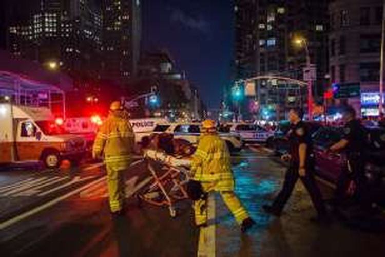 Polisi dan petugas pemadam kebakaran tengah bahu-membahu menyelamatkan korban ledakan di Distrik Chelsea, Manhattan, New York, Sabtu (17/9/2016).