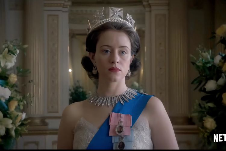 Karakter Ratu Elizabeth II (diperankan Claire Foy) di musim pertama serial The Crown.