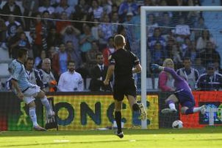 Penyerang Celta Vigo, Charles (kiri), mencetak gol ke gawang Real Madrid, pada pertandingan Primera Division, di Balaidos, Vigo, Minggu (11/5/2014).
