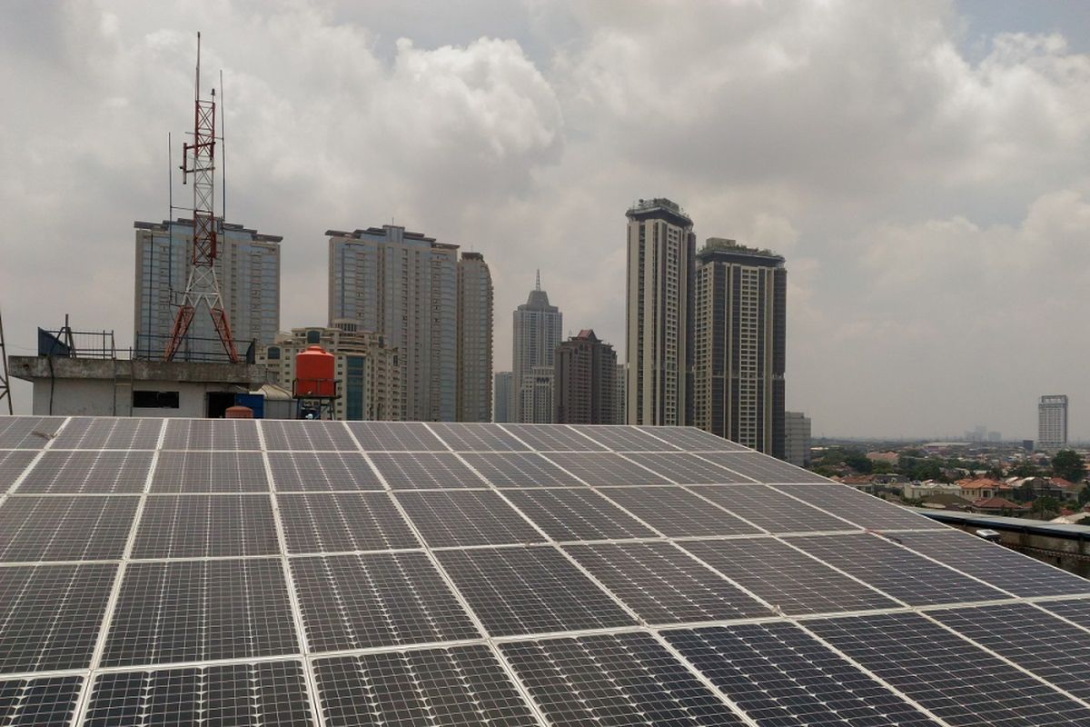 Panel surya dipasang di atap gedung Universitas Pertamina Jakarta yang menghasilkan daya 10 KWP