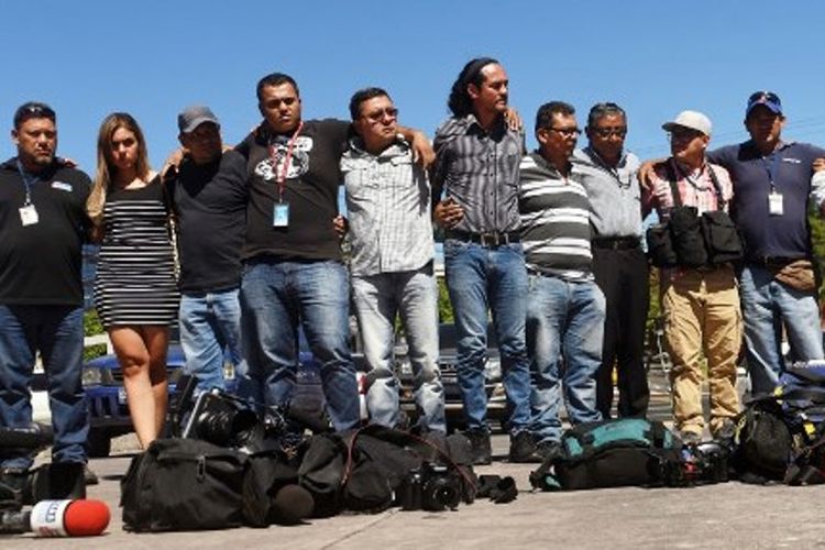 Jurnalis di San Salvador memprotes aksi kekerasan dan meminta keadilan terhadap pembunuhan juru kamera Samuel Rivas, yang dibunuh oleh anggota kriminal di San Salvador, pada Jumat (17/11/2017). (AFP/Marvin Recinos)