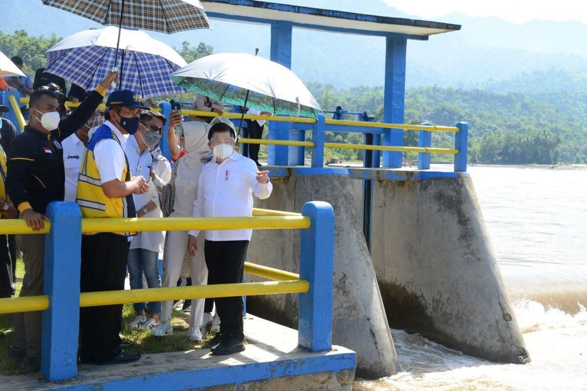 Menteri PPN/Kepala Bappenas Suharso Monoarfa bersama Gubernur Gorontalo Rusli Habibie saat meninjau kondisi bendung Alale di Suwawa Tengah Kabupaten Bone Bolango. Penanganan banjir di Gorontalo menjadi prioritas Kementerian PPN/Bappenas.
