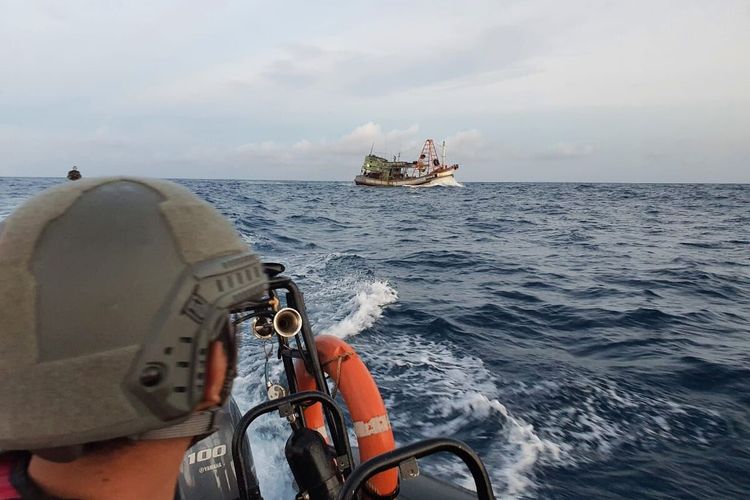 Unsur Patroli Badan Keamanan Laut Republik Indonesia (Bakamla RI) KN Pulau Dana-323, kembali berhasil menangkap Kapal Ikan Asing (KIA) berbendera Vietnam yang sedang melakukan aktivitas penangkapan ikan secara illegal di perairan Natuna Utara, perbatasan Indonesia-Malaysia bagian Barat, Kabupaten Natuna, Provinsi Kepulauan Riau (Kepri), Jumat (24/12/2021).