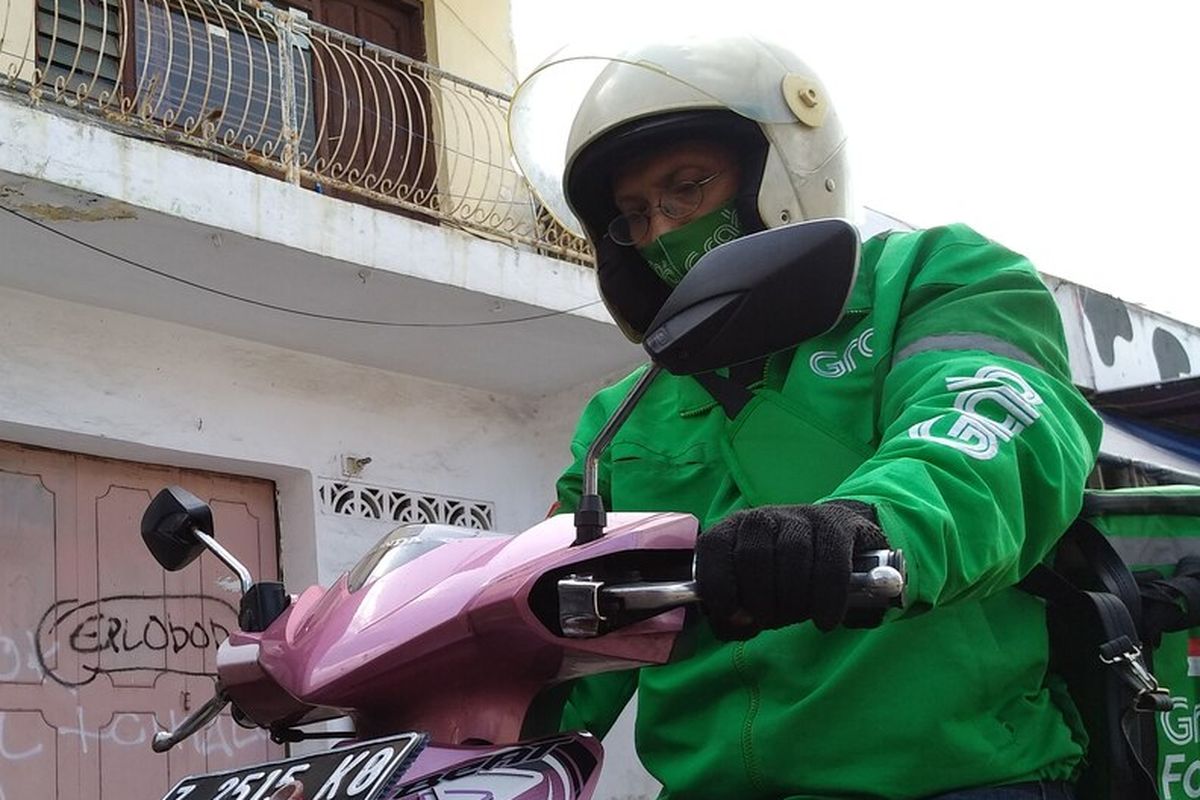 Ade Adfian Ahmad (47), ojek online warga Kota Tasikmalaya yang aksinya viral setelah mengembalikan uang lebih pembayaran lewat secarik surat diselipkan di bawah pintu rumah konsumen, Rabu (8/7/2020).