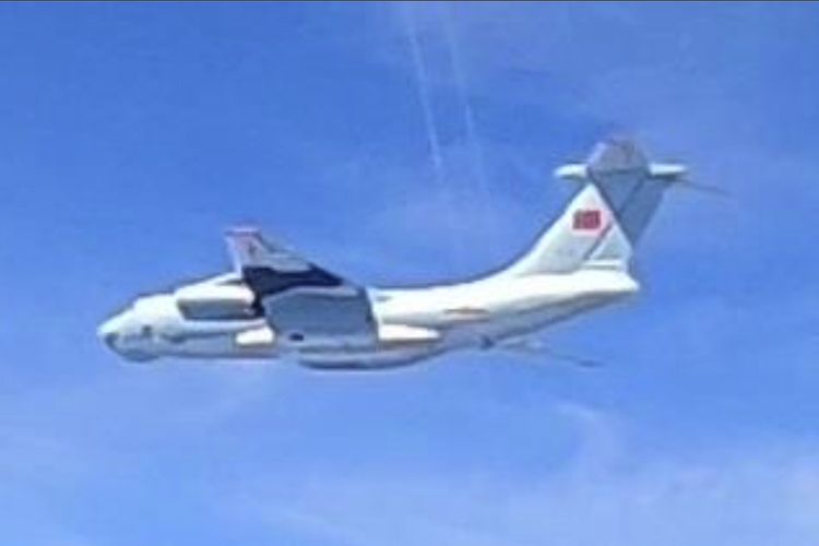 Foto dari Angkatan Udara Malaysia pada Senin (31/5/2021) yang dirilis 1 Juni 2021, memperlihatkan pesawat Angkatan Udara Tentara Pembebasan Rakyat China (PLAAF) Ilyushin Il-76, yang menurut otoritas Malaysia terbang di atas wilayah udara mereka. Sebanyak 16 pesawat itu dikatakan terbang di atas zona maritim dekat lepas pantai negara bagian Sarawak, pulau Kalimantan.