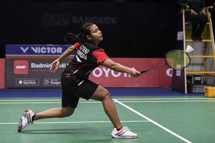 Pebulu tangkis tunggal putri Indonesia, Komang Ayu Cahya Dewi, mengembalikan kok ke arah lawannya dari Cina, Chen Yu Fei, dalam pertandingan perempat final Piala Uber 2022 di Impact Arena, Bangkok, Thailand, Kamis (12/5/2022). Saat ini, Komang Ayu menjadi salah satu wakil Indonesia pada turnamen Chinese Taipei Open 2022.