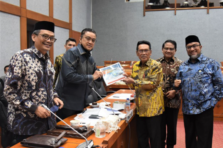 Wakil Ketua Komisi X DPR RI Dede Yusuf dalam RDPU Panja Perguruan Tinggi Komisi X DPR RI dengan Prof. Thomas Suyatno, Prof. Dedi Mulyasana, Prof. Purbayanto dan Prof. Erman Anom.