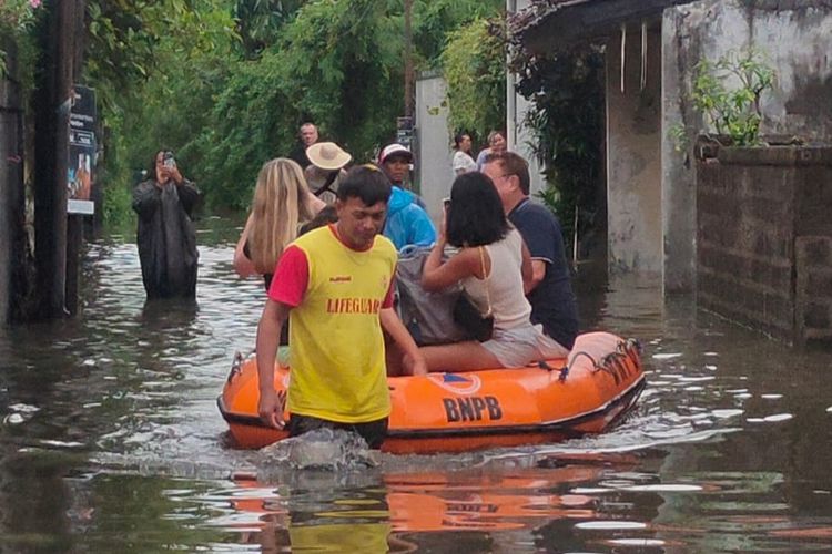 Tim Balawista BPBD Kota Denpasar saat mengevakuasi tujuh wisatawan mancanegara yang terjebak banjir di sebuah vila di Jalan Bumi Ayu, Desa Sanur Kaja, Kota Denpasar, Bali.