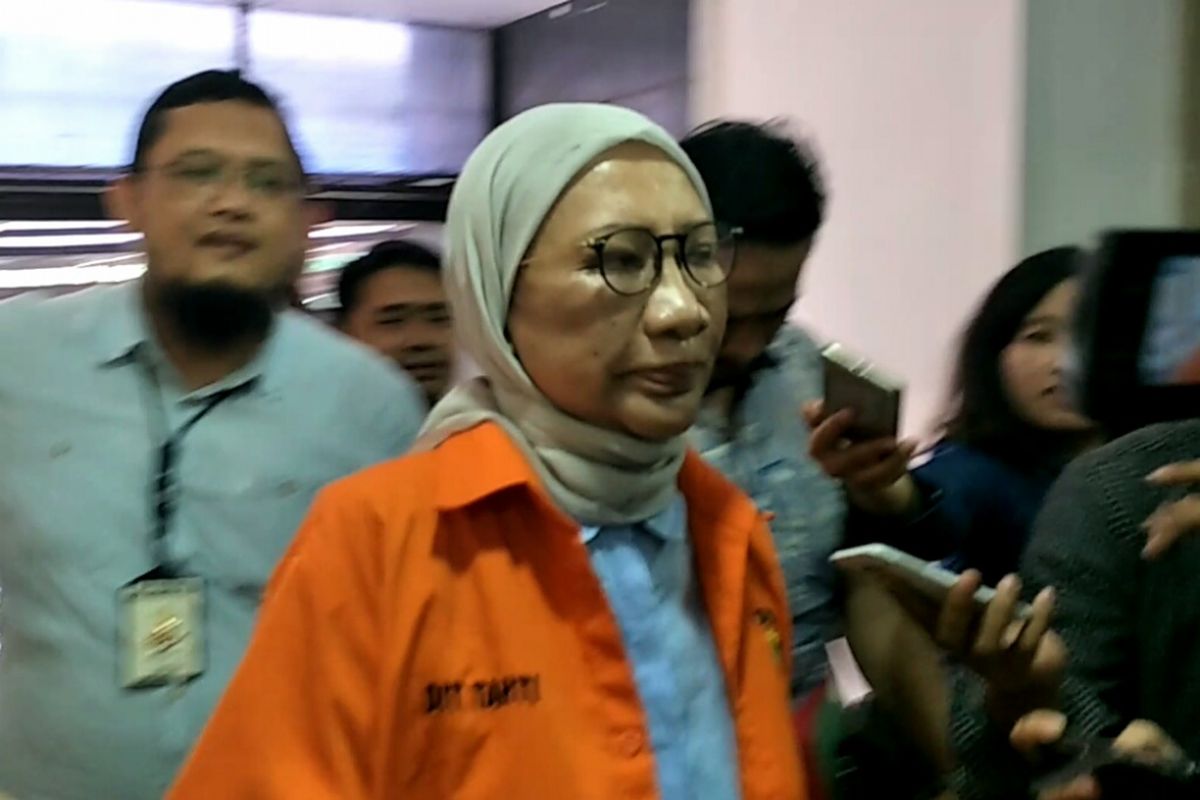 Tersangka kasus penyebaran berita bohong atau hoaks Ratna Sarumpaet berjalan meninggalkan Direktorat Tahanan dan Barang Bukti Polda Metro Jaya, Jumat (26/10/2018).