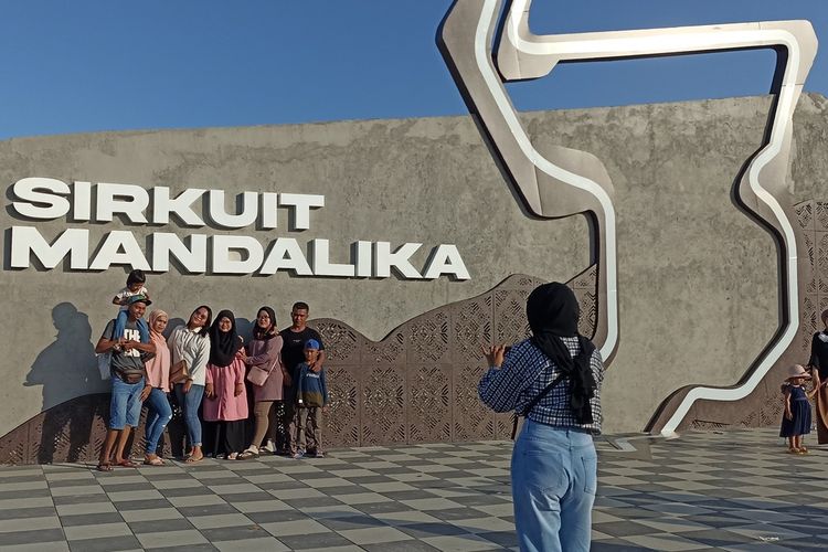 Para wisatawan Berfoto di ikon Sirkuit Mandalika di Nusa Tenggara Barat (NTB).