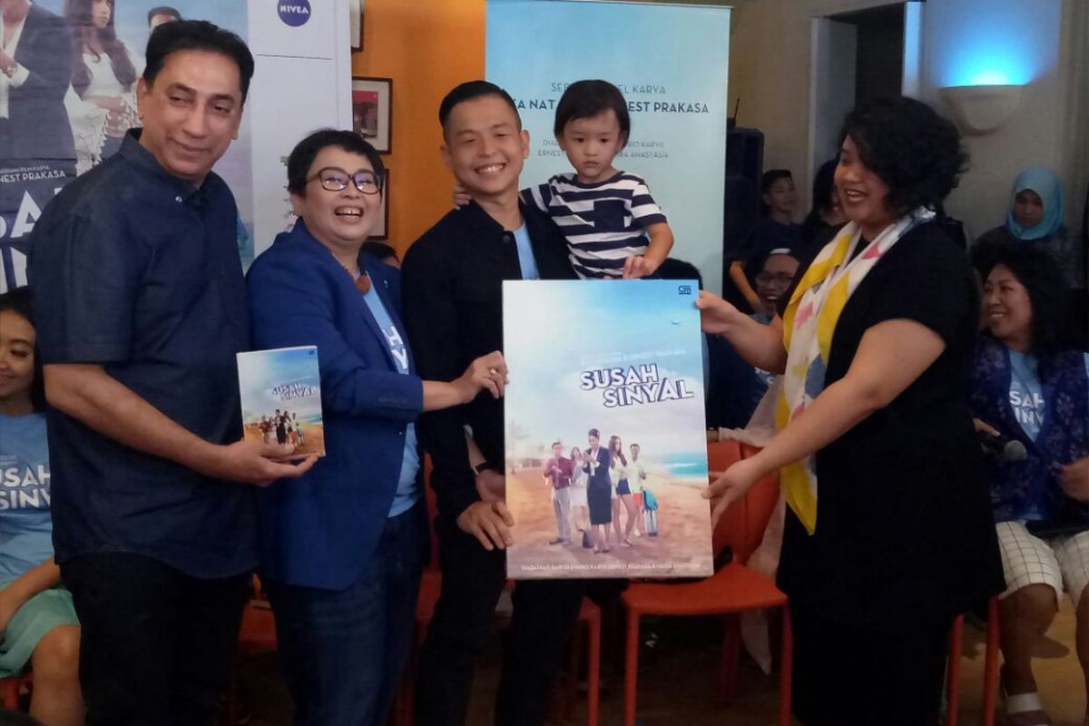 (Kiri ke kanan) Chand Parwez, Ika Natassa dan Ernest Prakasa saat penyerahan simbolis novel Susah Sinyal dari penerbit di Hong Kong Kafe, Menteng, Jakarta Pusat, Selasa (9/1/2018).