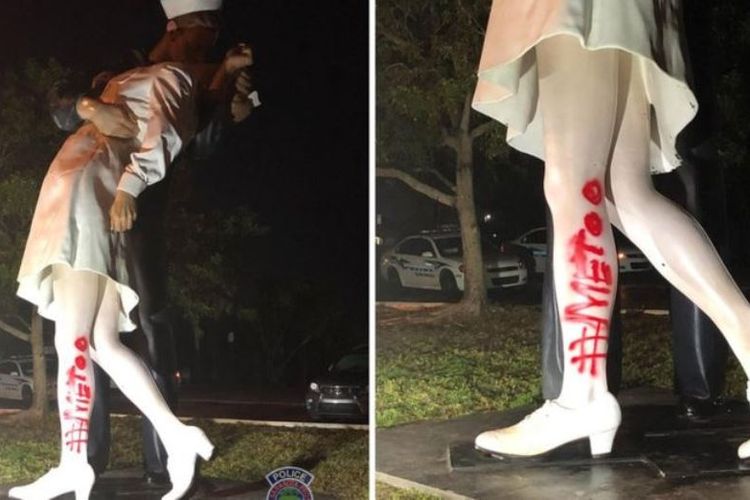 Patung Unconditional Surrender di Sarasota, Florida, Amerika Serikat, yang dicoreti tulisan warna merah #MeToo. (Twitter/Departemen Kepolisian Saratosa)