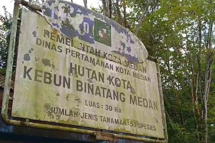 Sebuah plang yang menandakan di sini ada kebun binatang Medan.