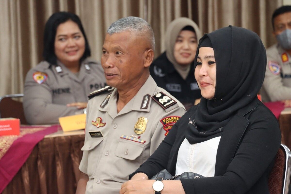 Saat Mbah Panut bersama pasangannya mengikuti sidang pernikahan di Polres Bantul