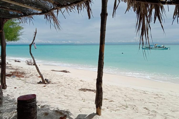 Pantai di Pulau Lanjukang, Makassar, Sulawesi Selatan